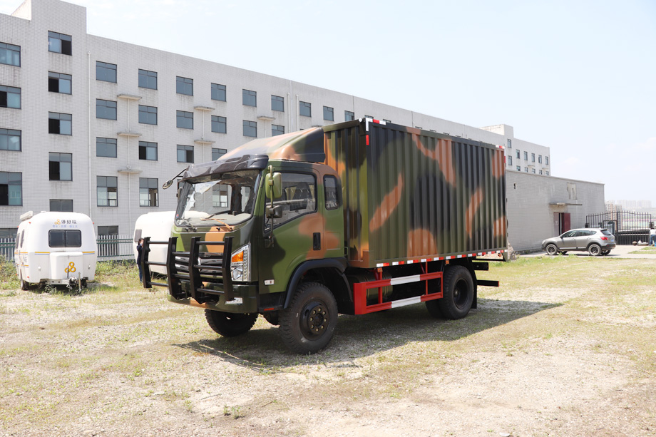 四驱迷彩D912厢式越野车_东风4×4厢式越野运输车
