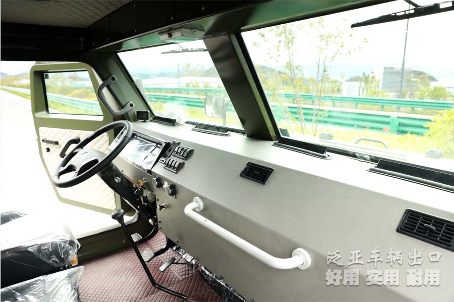 东风六驱卡车，东风装甲车，六驱装甲车，军用装甲车，装甲车出口，越野专用车，六驱越野卡车，装甲车定制