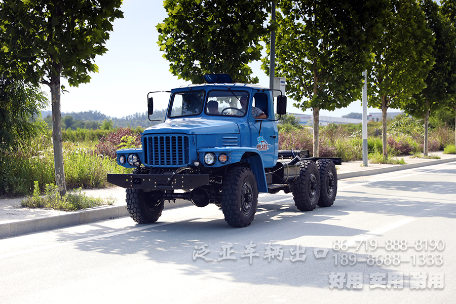东风经典款Eq2082六驱越野底盘，尖头双玻璃越野底盘，170/190马力格栅脸军车