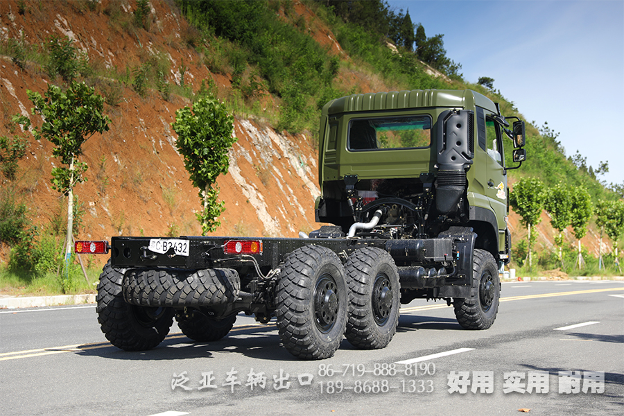 三桥卡车,重型卡车底盘,340马力底盘,长途货车底盘,驾乘感舒适,25吨专用车底盘,12.5-20人字花纹胎