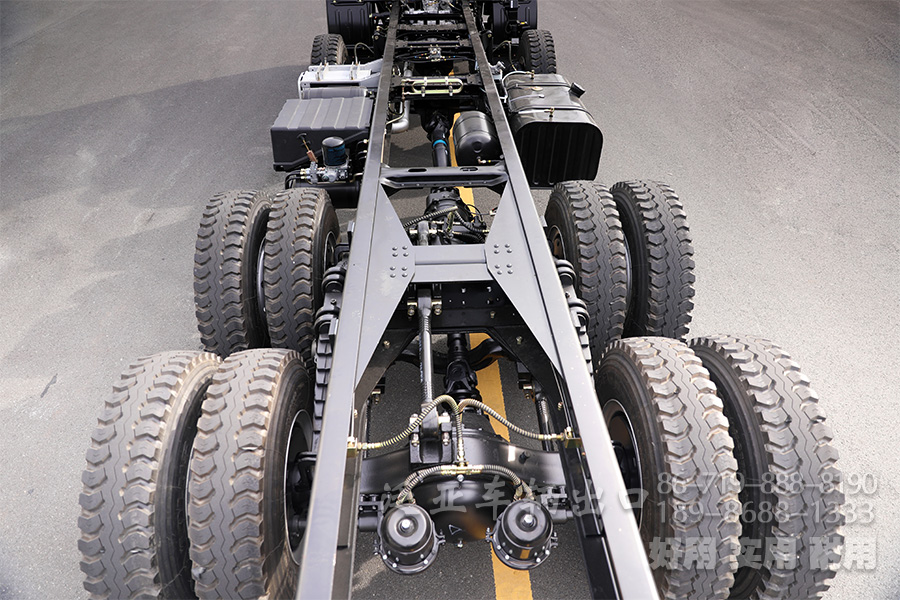 东风8X4,8X4平板,平板底盘,东风10米平板,东风10米底盘,30吨专用车底盘,30吨底盘,专用车底盘改装