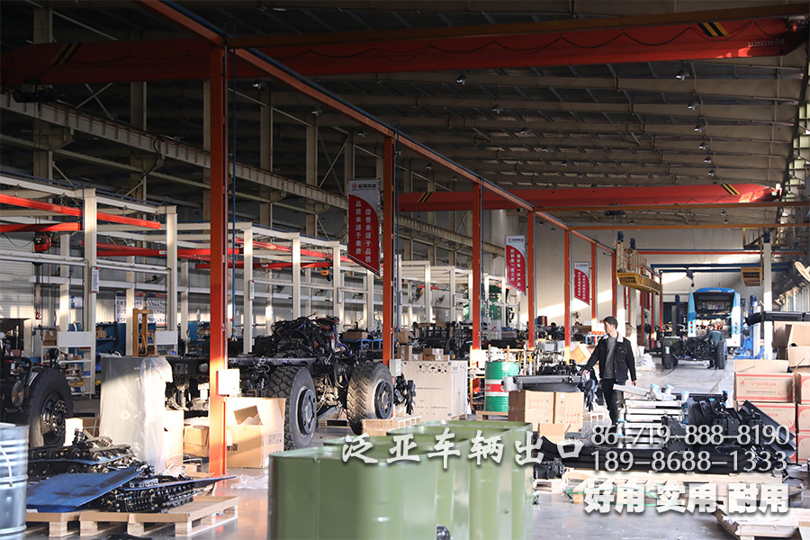 <strong>批量生产展示：东风六驱越野专用加油车</strong>