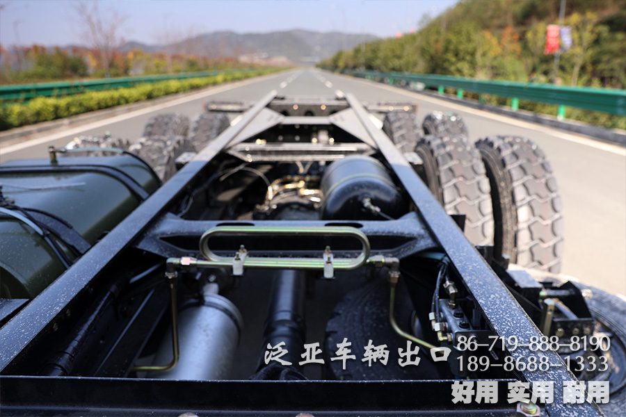 东风六驱、大马力底盘、越野运输车底盘、210马力底盘、出口专用底盘