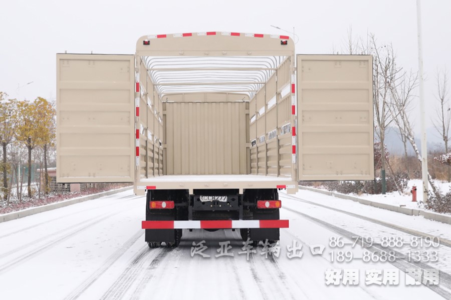 东风8x4仓栅车，东风平头一排半驾驶室，东风重型仓栅车，东风大承载力越野卡车，东风十二档变速卡车，东风420L油箱，仓栅运输车，大马力卡车