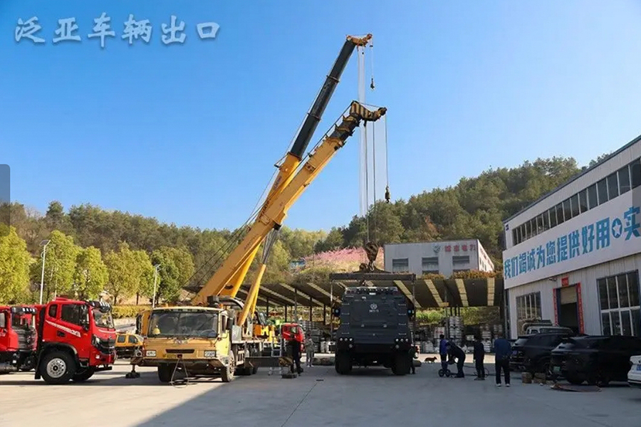 <strong>新款加装“武器”六驱大马力沙漠越野车发车</strong>