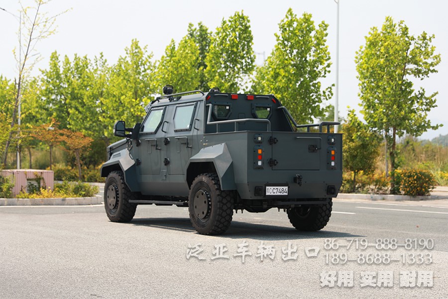 装甲车、皮卡车